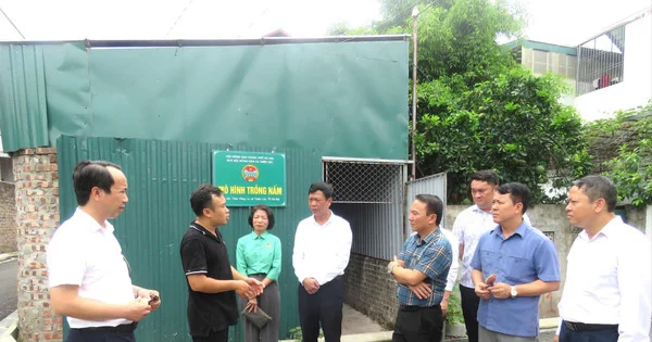 Les dirigeants de la commune de Thien Loc visitent des modèles d’agriculture verte.