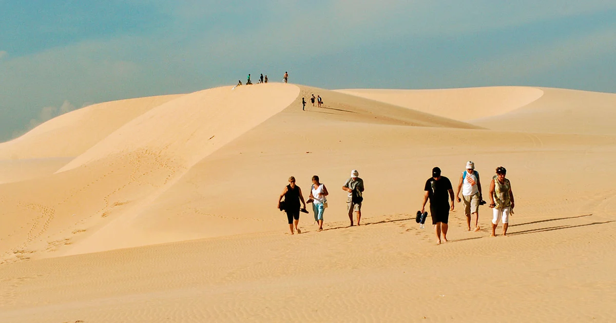 Les habitants de Mui Ne recherchent des proches de personnes enterrées dans environ 130 tombes des dunes de sable volantes.