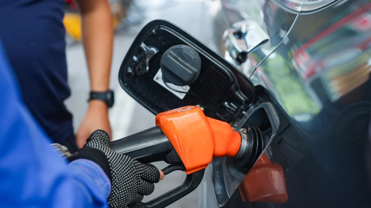 Les prix des carburants ont fortement chuté par rapport à leur pic historique ; le ministère de l’Industrie et du Commerce en explique la raison.