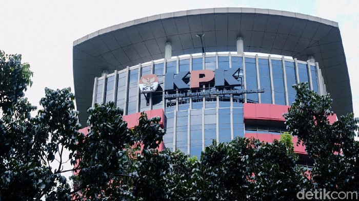Model Terima Uang Tersangka CSR Mangkir Lagi, KPK Pertimbangkan Jemput Paksa