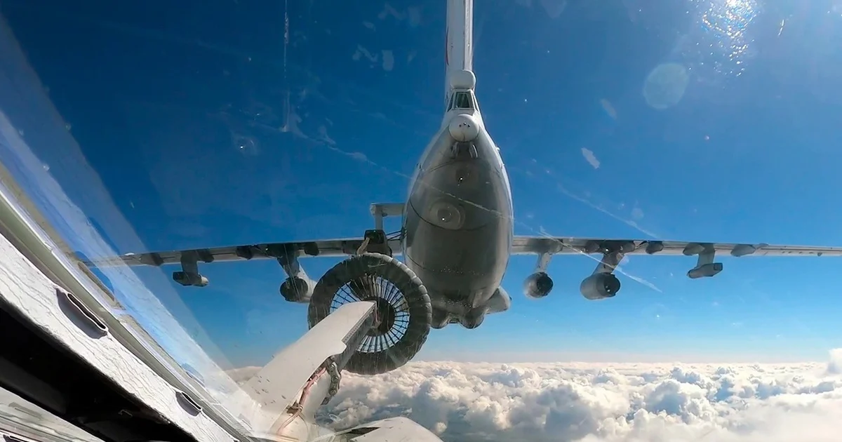 Momen ketika pesawat pembom Rusia Tu-160 melakukan kontak dengan jet tempur NATO F-35.