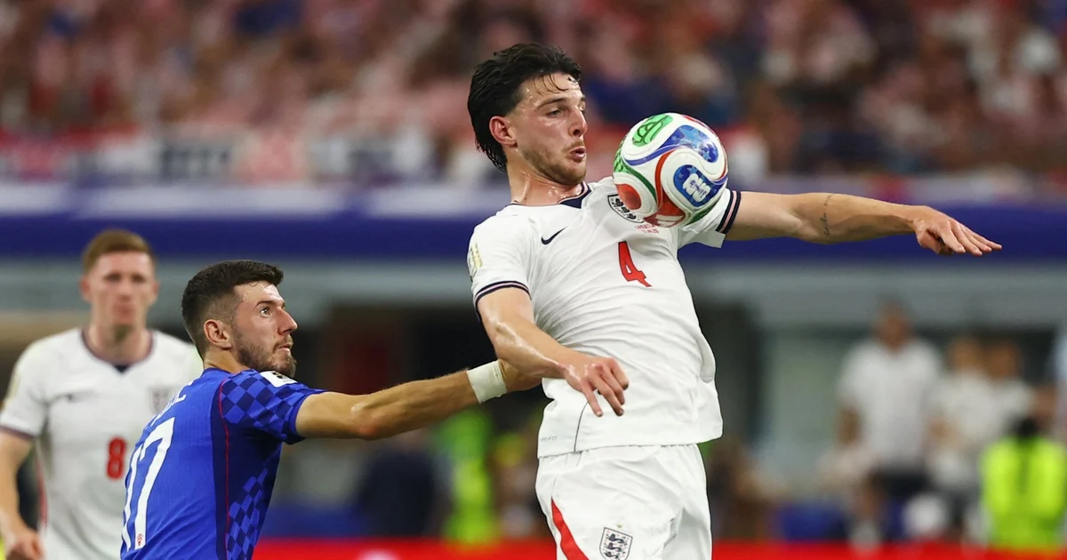 Nach Englands Sieg gegen Kroatien gab Trainer Tuchel eine überraschende Erklärung zu Declan Rices Verletzung ab, und es stellte sich heraus, dass…