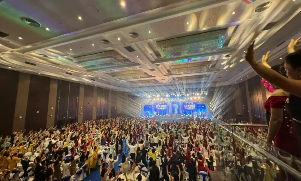 Quang Ninh menarik wisatawan MICE (Meetings, Incentives, Conferences, and Exhibitions) selama musim puncak.