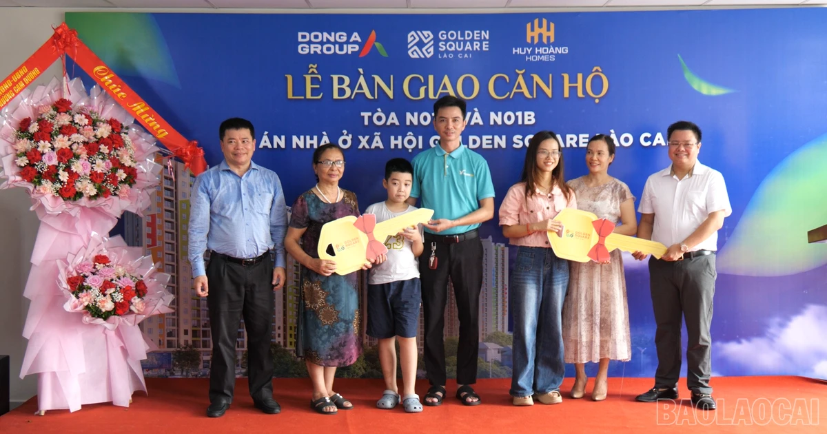 Remise des clés des premiers appartements du projet de logements sociaux Golden Square.