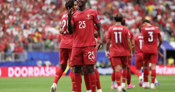 Ronaldo “làm xiếc” cả thế giới với màn đá phạt tinh quái