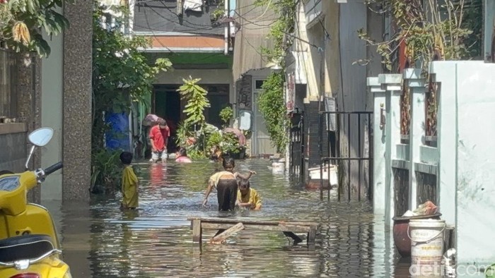 Sejumlah Titik di Surabaya Banjir, Ketinggian Air Capai 50 Cm