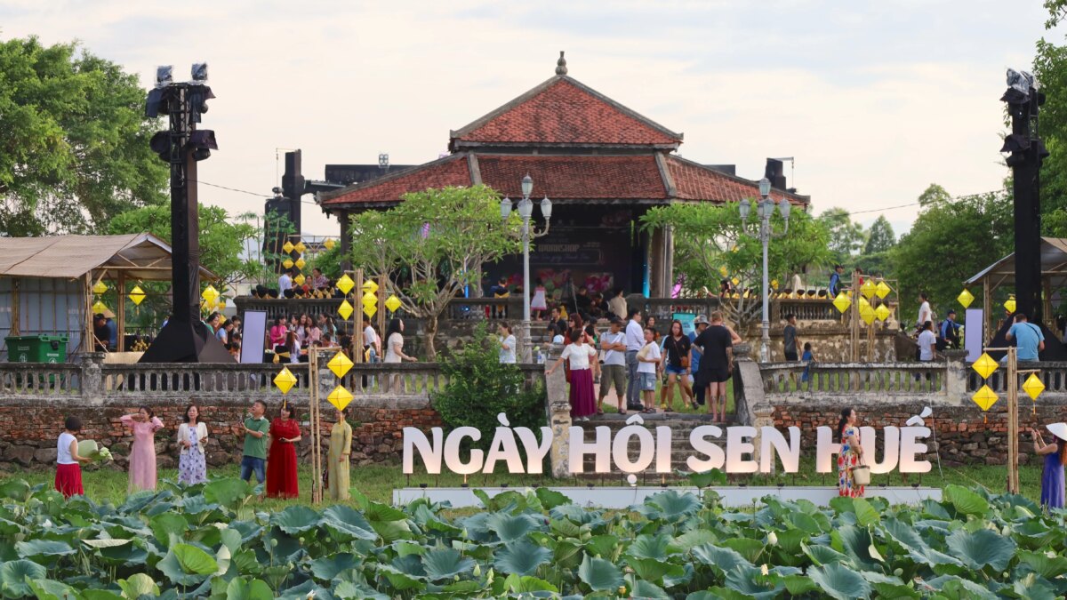 Sekitar 10.000 pengunjung berpartisipasi dalam Festival Lotus Hue 2026.