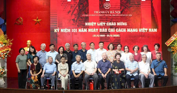Treffen von Journalistengenerationen in Hanoi anlässlich des Tages der revolutionären Presse Vietnams.