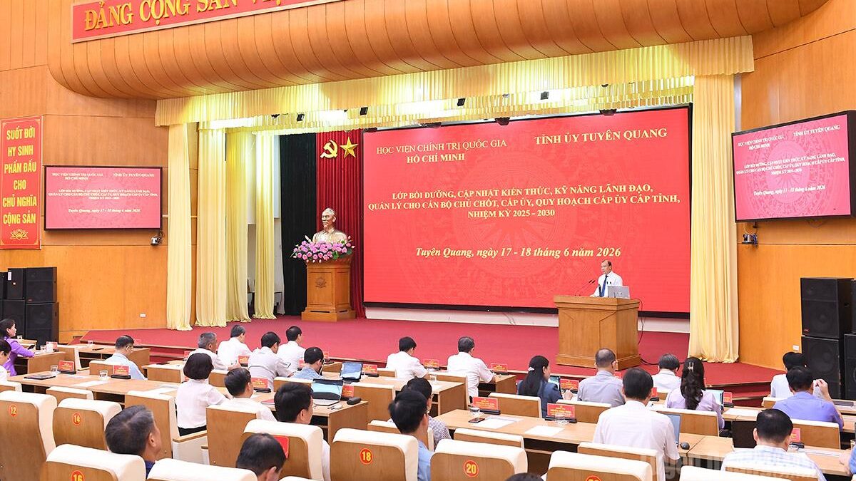 Tuyen Quang assure la formation et la mise à jour des connaissances et des compétences en matière de leadership et de gestion des principaux responsables, des membres des comités du Parti et des personnes pressenties pour des postes au sein des comités du Parti au niveau provincial pour le mandat 2025-2030.