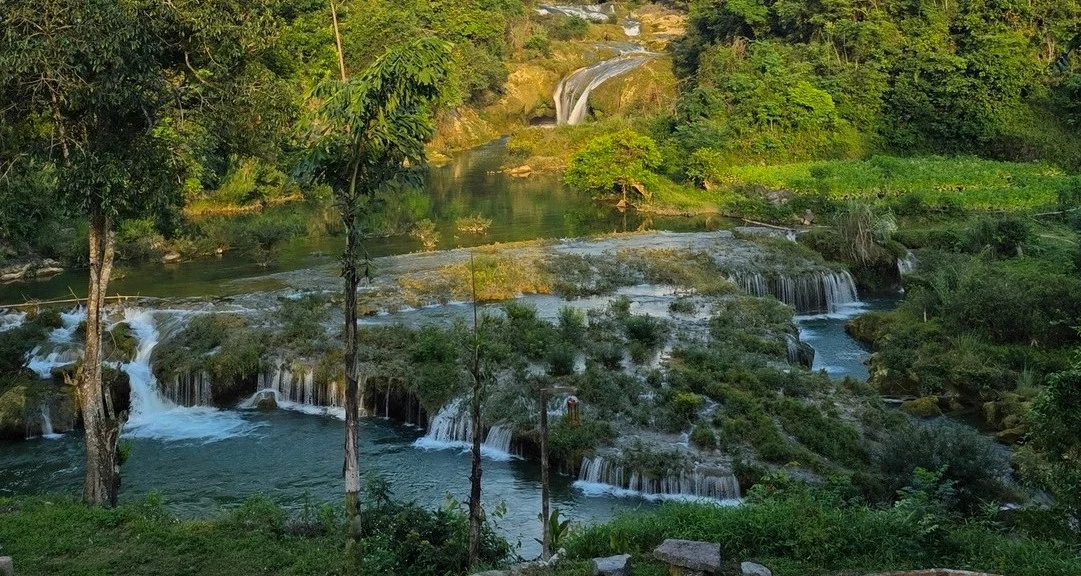 Un turista británico que alquilaba una pequeña habitación cerca de una cascada en Cao Bang se quedó atónito al salir al balcón.