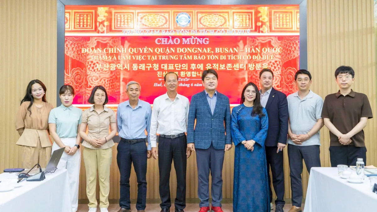 Una delegación del gobierno del distrito de Dongnae (Busan, Corea del Sur) visitó y trabajó en el Centro de Conservación del Patrimonio de la Ciudad Imperial de Hue.