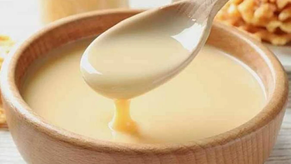 أبسط مكونات وألذ طعم.. طريقة عمل الحليب المكثف في البيت