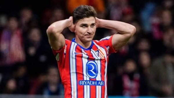 أتلتيكو مدريد يهدد برشلونة بشكوى رسمية بسبب جوليان ألفاريز