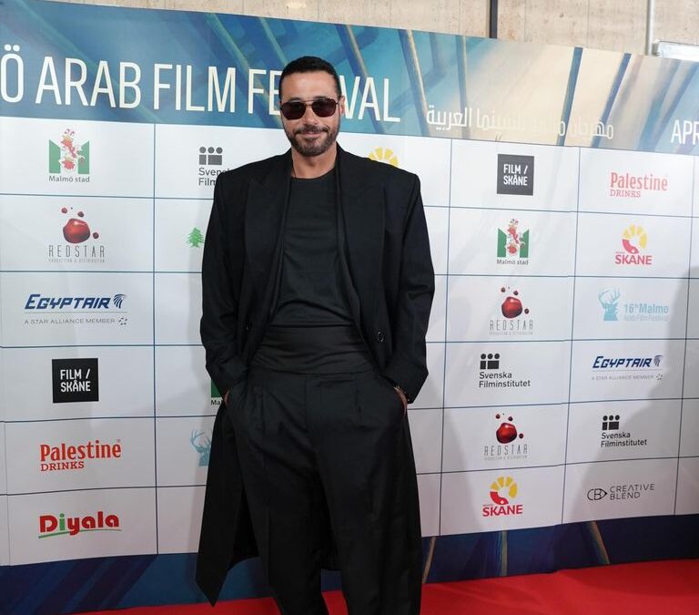 أحمد السعدني يعلق على رقصه بفانلة مقطعة احتفالا بفوز منتخب مصر