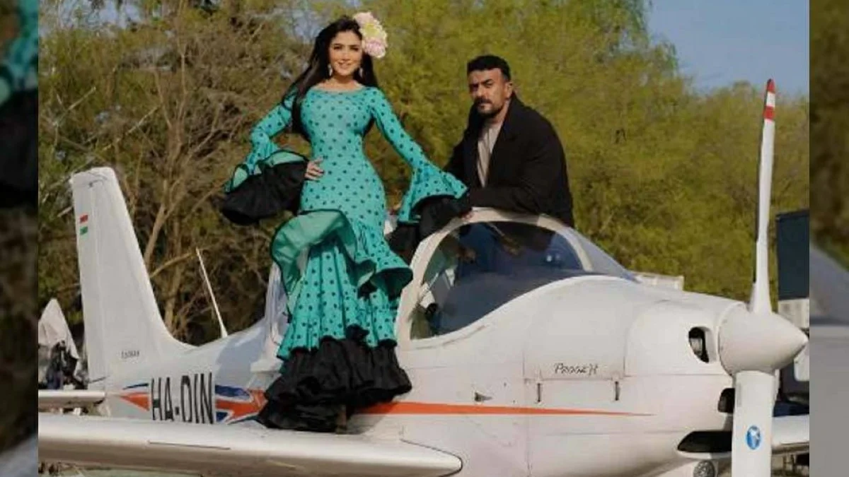أحمد العوضي يلتقط صورًا تذكارية مع جمهوره فى آخر يوم تصوير «شمشون ودليلة» (فيديو)