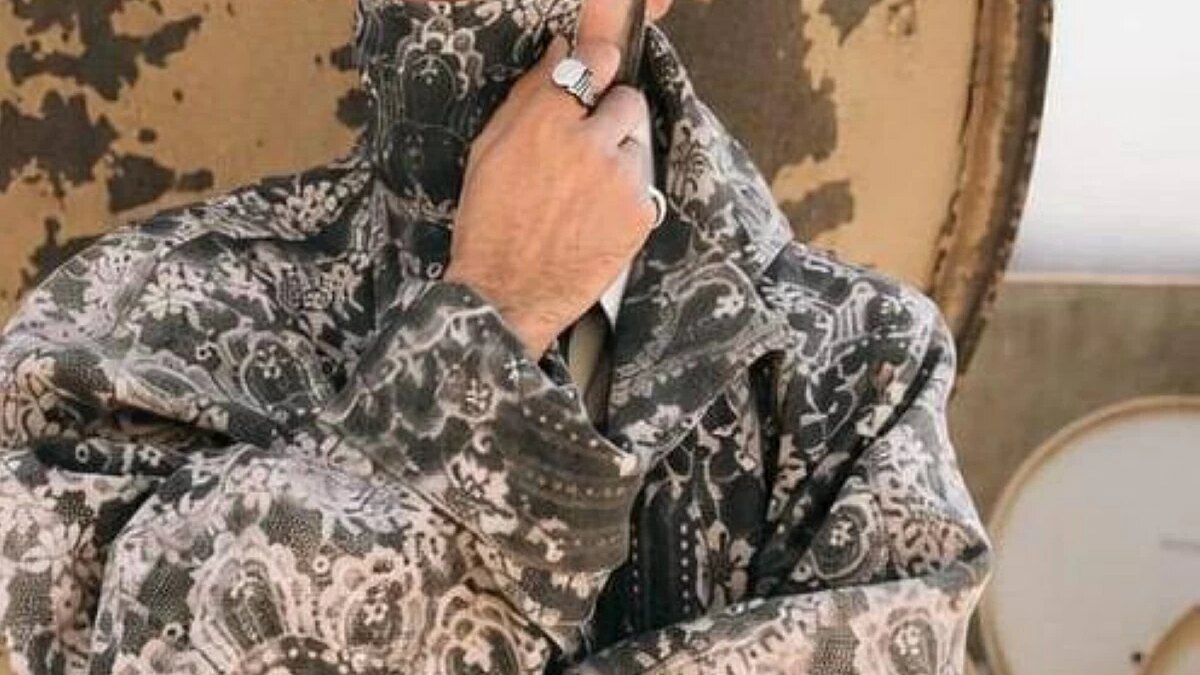 أحمد حاتم في فوتوشوت جديد على أنغام «طلعت فوق السطوح»