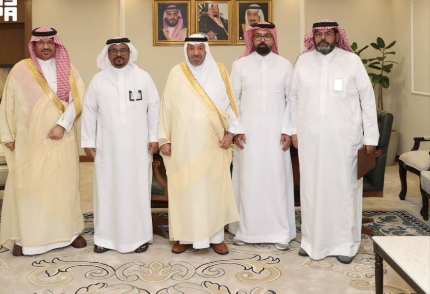 أمير نجران يسلم متبرعين بالكلى وسام «المؤسس»