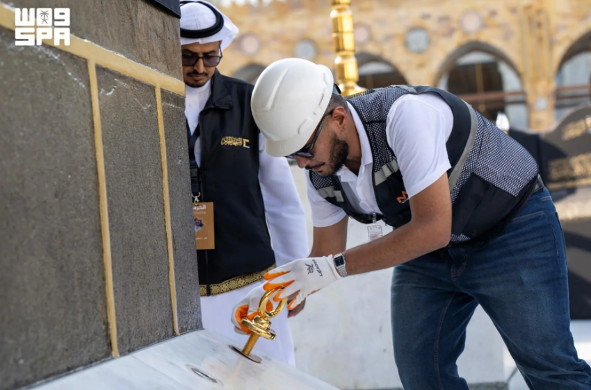 أنامل سعودية تحيك المشهد الأخير لرحلة كسوة الكعبة قبل اعتلائها البيت العتيق