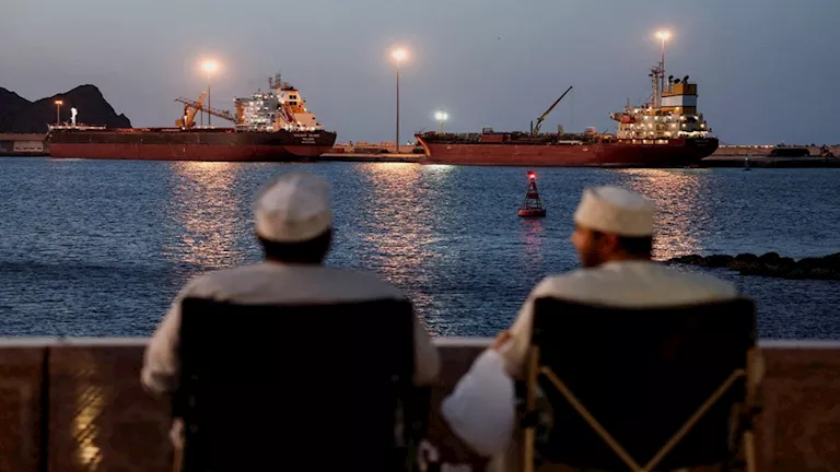 إيران تعلن بدء رفع الحصار الأمريكي عن موانئها