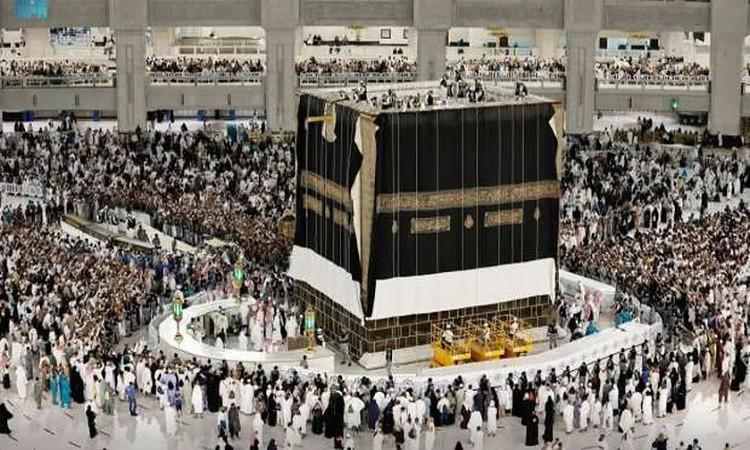 استعدادات متقنة تمهيدا لتغيير كسوة الكعبة المشرفة مع إشراقة العام الهجري