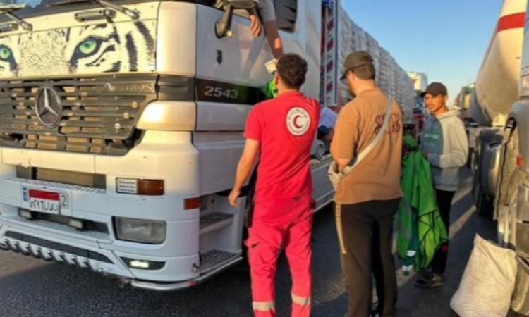 استمرار تدفق قوافل “زاد العزة” إلى غزة لدعم الأشقاء الفلسطينيين
