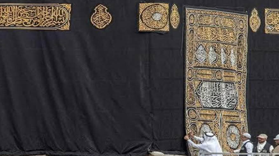 اكتمال رحلة نسج كسوة الكعبة المشرفة على أطول ماكينة خياطة بالعالم بمجمع الملك عبد العزيز