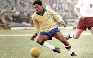 البرازيلي غارينشيا.. تحدى الإعاقة ورفع كأس العالم في 1958 و1962