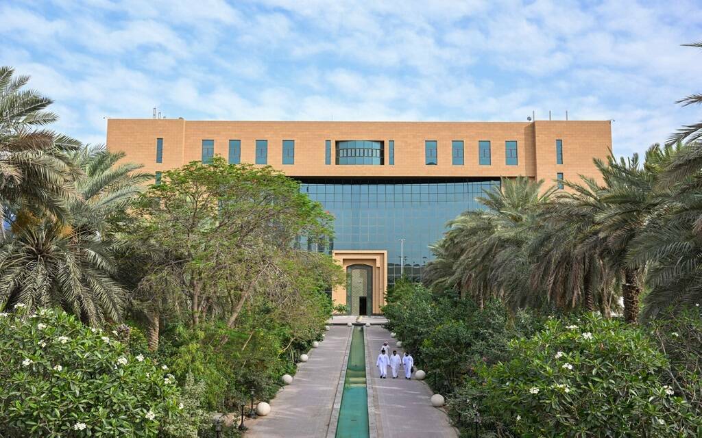 «البلديات والإسكان» تؤكد أهمية الشهادات الصحية للعاملين في أنشطة الغذاء والصحة العامة