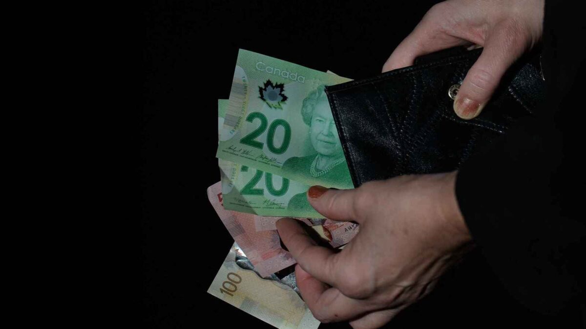 التحليل الفني: زوج USD/CAD يرتد من منطقة العرض المحورية