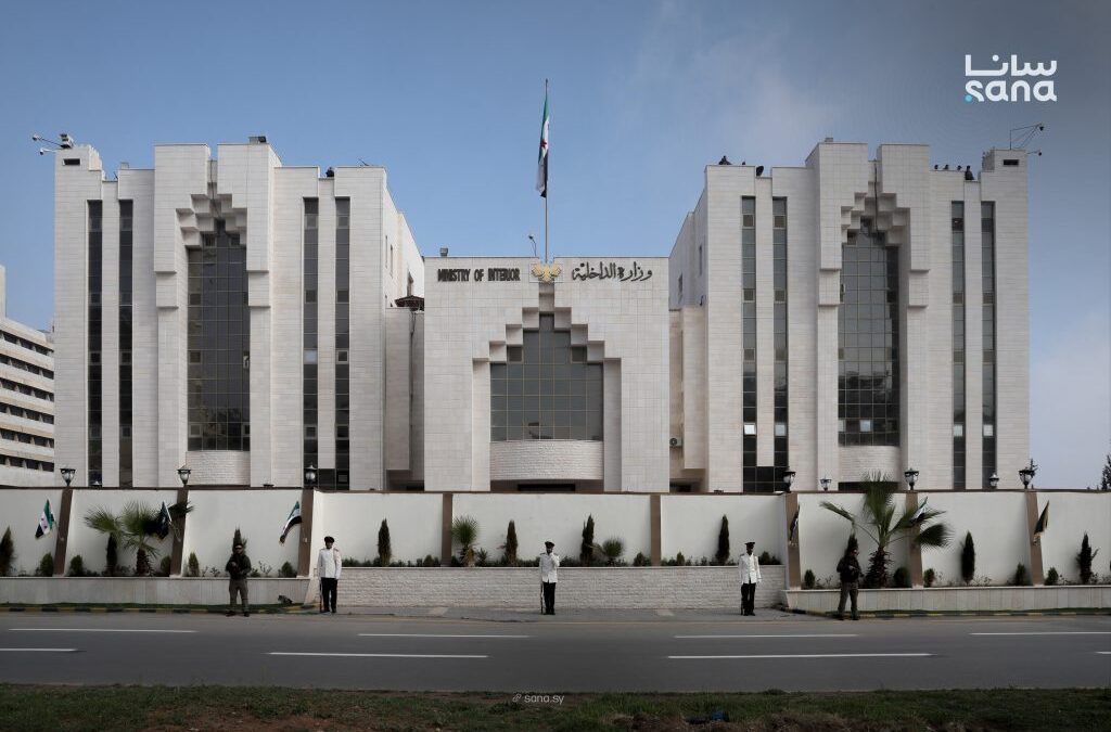 الداخلية تجدد التزامها بملاحقة المطلوبين وتدعو لضبط النفس في إدلب