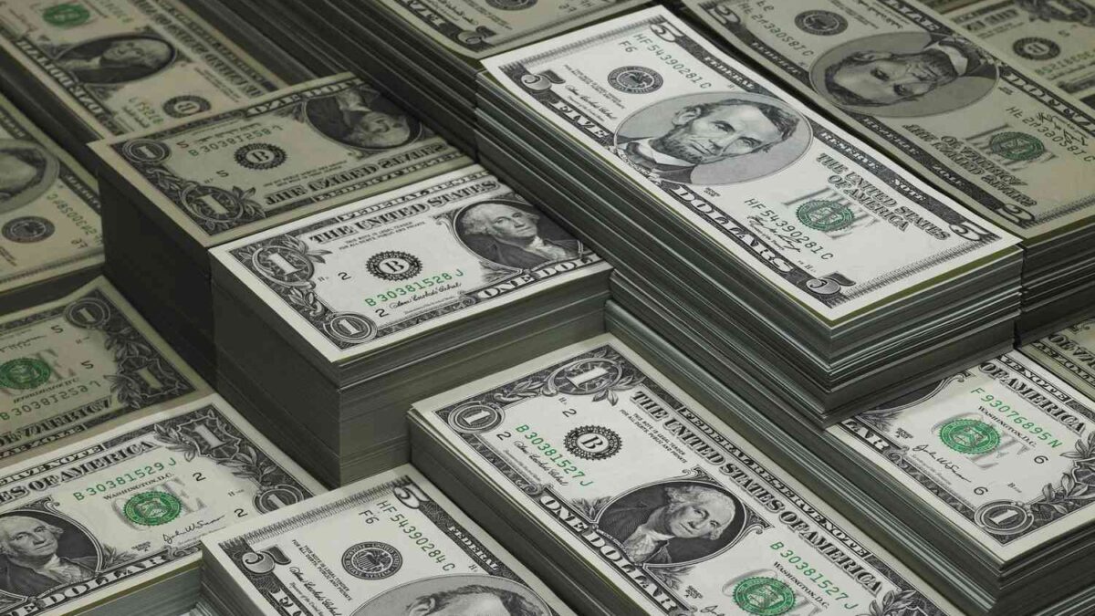 الدولار يتراجع لأدنى مستوياته في 10 أيام مع اتفاق السلام
