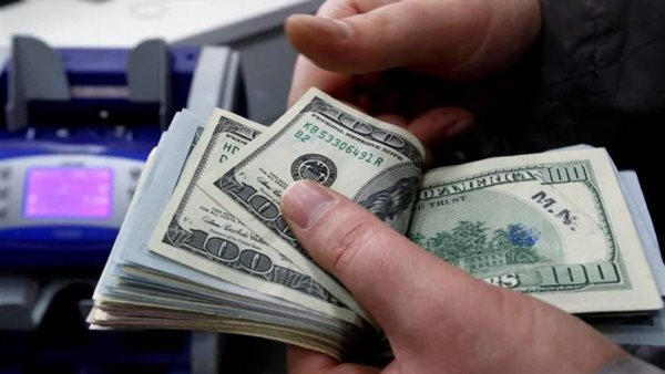 الدولار يقترب من أكبر مكاسب شهرية في عام بدعم رهانات رفع الفائدة الأمريكية