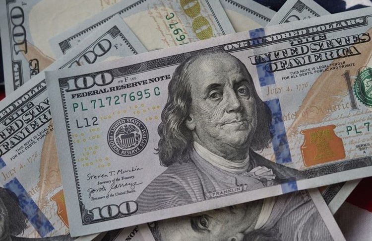 الدولار يهبط إلى أدنى مستوى في 10 أيام بعد اتفاق واشنطن وطهران وإعادة فتح هرمز