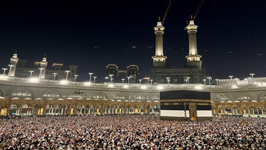 السعودية.. استبدال كسوة الكعبة المشرفة