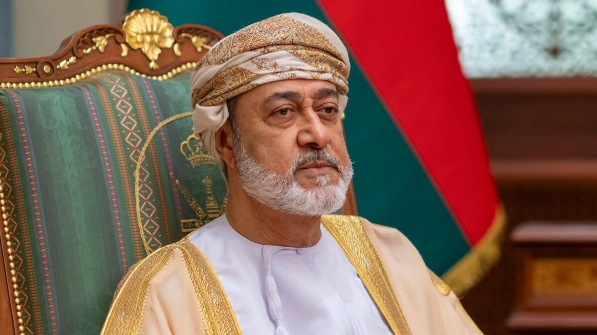 السلطان هيثم بن طارق يؤكد ثبات نهج عُمان الحيادي ودعم أمن الملاحة في مضيق هرمز