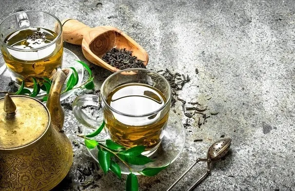 الشاي بين الفائدة والضرر.. ما الكمية الآمنة يوميا؟