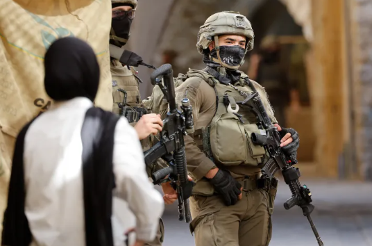 الضفة الغربية ..  شهيدان بينهما طفل وجرافات الاحتلال تهدم منزلا ببيت لحم