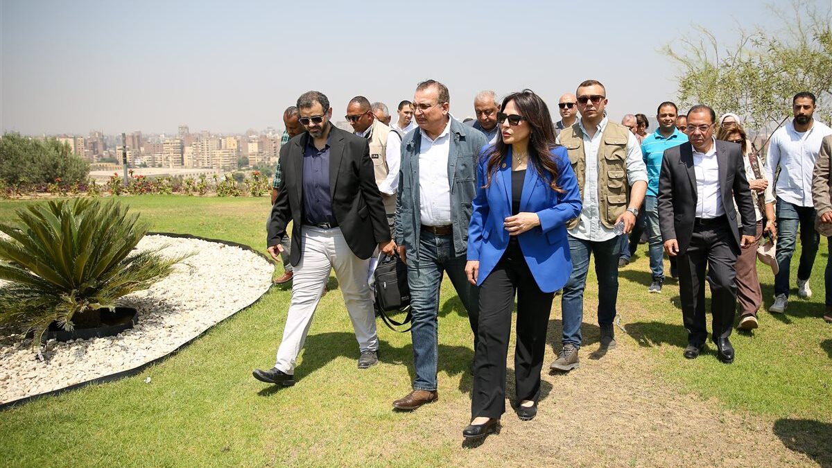 العنوان: وزيرة الإسكان تتفقد مشروع “حدائق تلال الفسطاط” وتؤكد الالتزام بالجدول الزمني