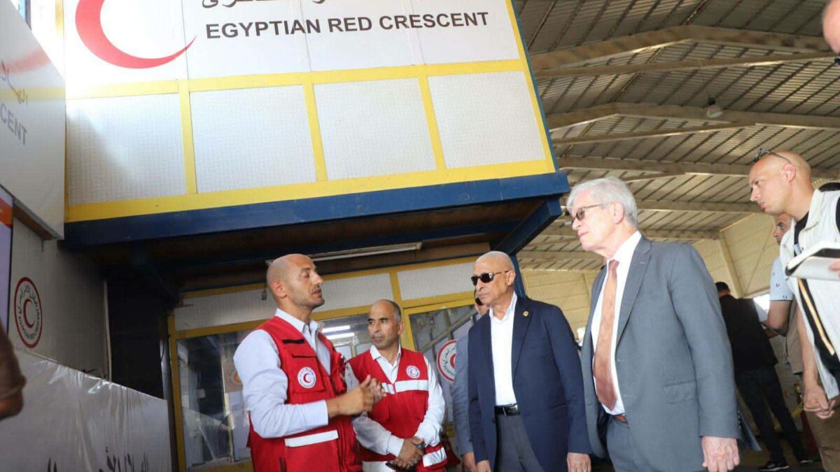 القائم بأعمال السفير الأمريكي يتفقد مخازن مساعدات غزة بالعريش