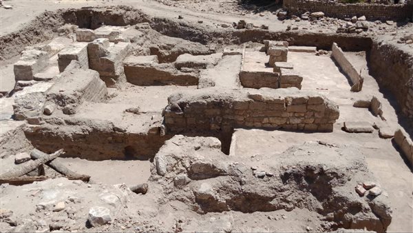 الكشف عن عناصر معمارية جديدة من معبد القصر القديم بالواحات البحرية