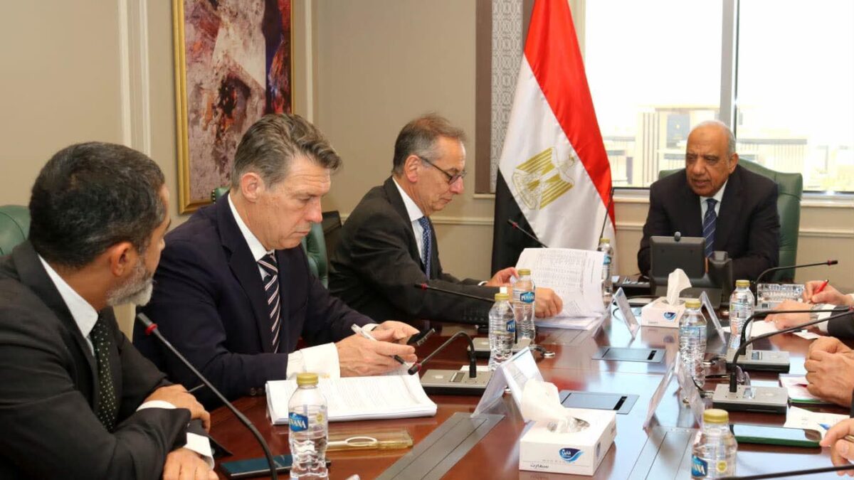الكهرباء والبنك الأوروبى لإعادة الإعمار يبحثان دعم وتقوية الشبكة الموحدة وتحسين كفاءة الطاقة