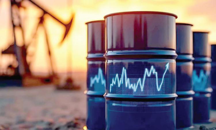 النفط يهبط بأكثر من 4% بعد اتفاق أمريكي إيراني مبدئي لإعادة فتح مضيق هرمز