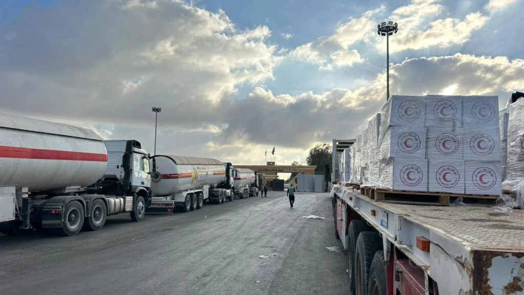 الهلال الأحمر المصري يطلق قافلة “زاد العزة 213 ” إلى غزة محملة بأكثر من 2600 طن مساعدات إنسانية