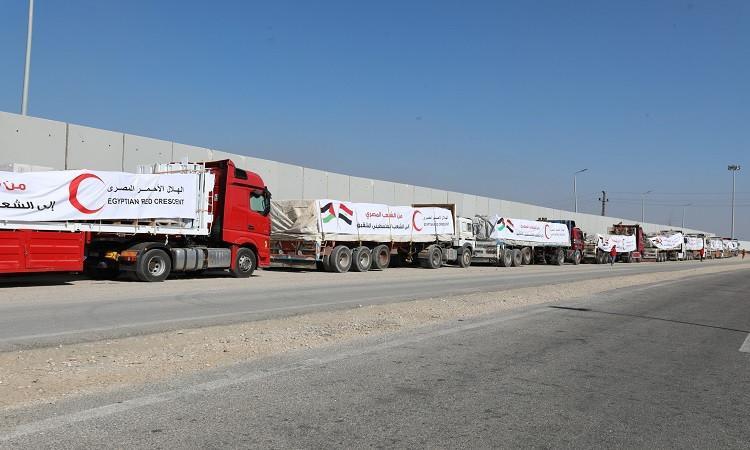الهلال الأحمر يواصل إرسال المساعدات الإنسانية لأهالي غزة