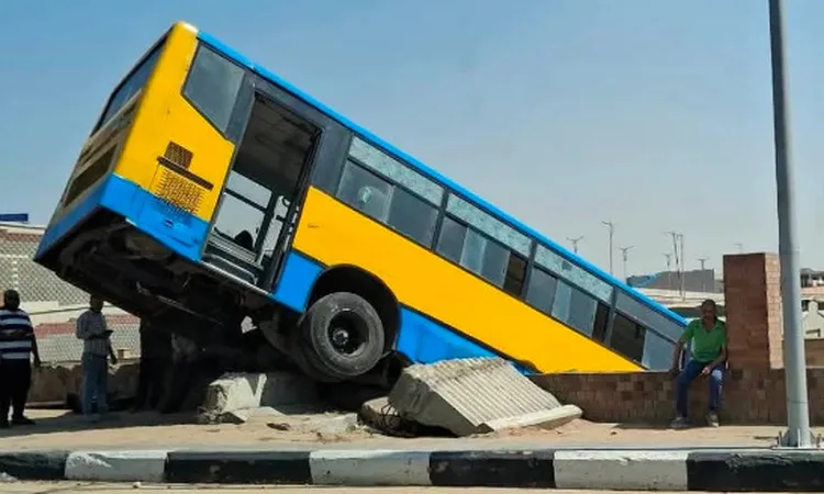 انحراف أتوبيس نقل عام بمحور المشير طنطاوي بمدينة نصر | صور