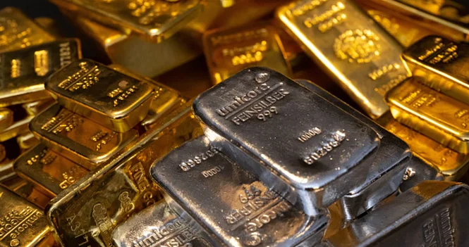 انخفاض أسعار الذهب والفضة مع استمرار ضغوط الاحتياطي الفيدرالي المتشددة