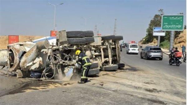 انقلاب سيارة خلاط أسمنت بطريق صلاح سالم في اتجاه المقطم