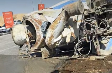 انقلاب سيارة نقل محملة بالأدوات الخرسانية في المقطم