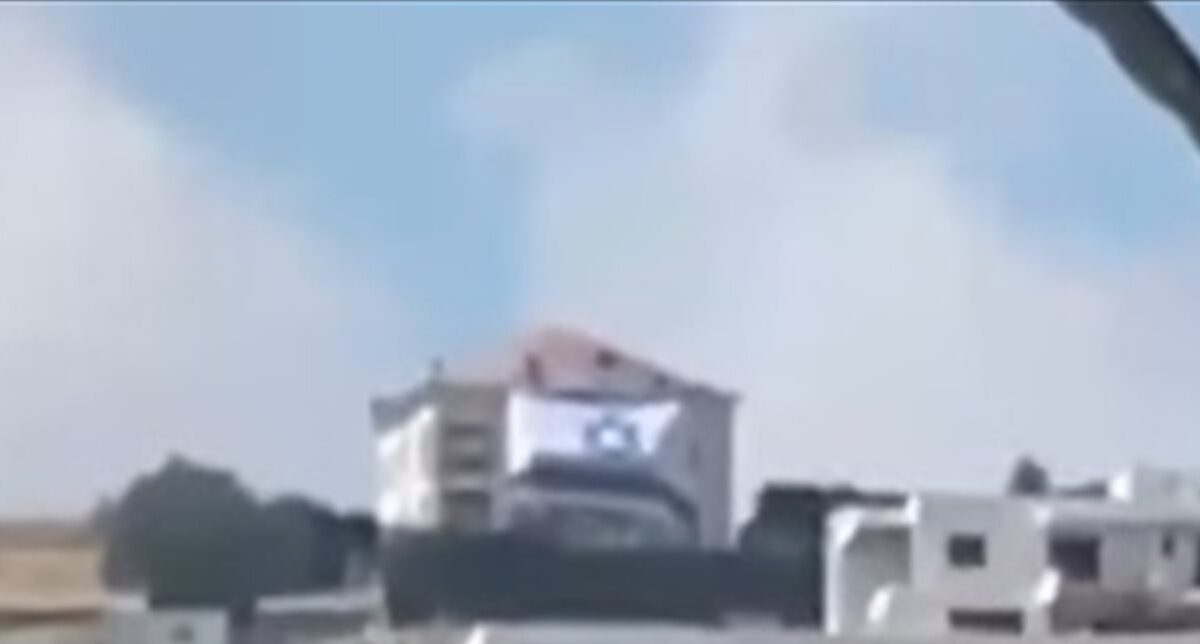 بالفيديو… علم إسرائيليّ كبير على منزل في حداثا