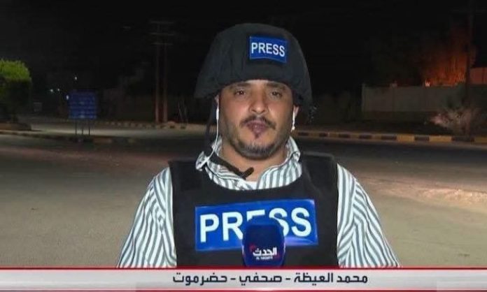 بالفیدیو ؛ مقتل صحافي يمني بانفجار عبوة ناسفة زرعها مجهولون في سيارته بمدينة المكلا